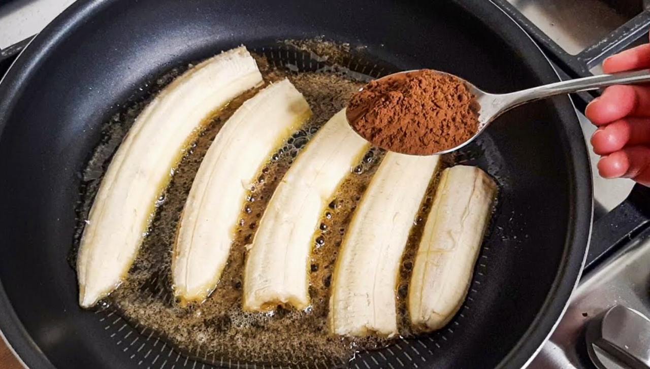 Banano caramelizado con canela en una sartén — receta nutritiva para músculos