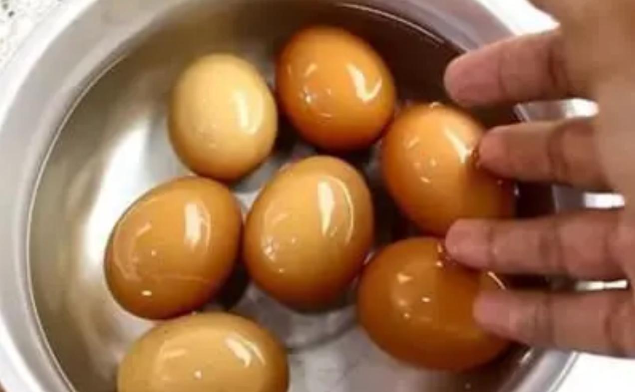 Huevos marinados en salsa de soya en un recipiente de acero — snack proteico