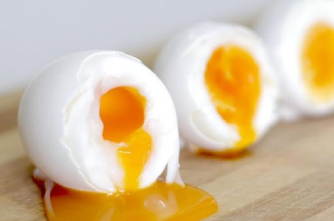 Huevos escalfados con yema líquida — desayuno rico en proteínas y vitaminas